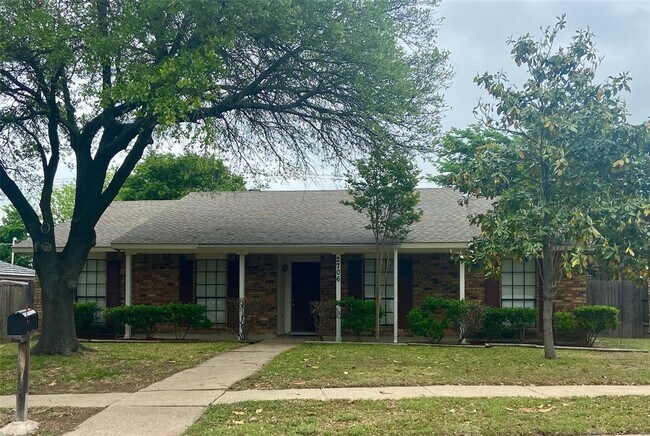 Building Photo - 2706 Lindbergh Dr