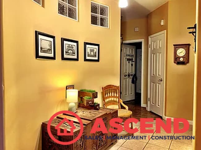 Building Photo - Captivating Home in Olive Dr Area!