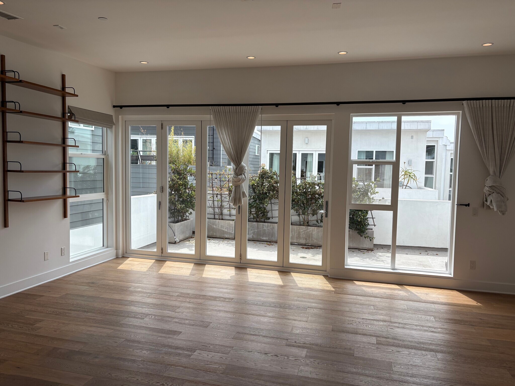 Building Photo - 857 1/2 Hyperion Ave