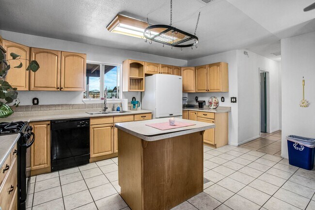 Building Photo - 7565 Sherman Hoyt Ave