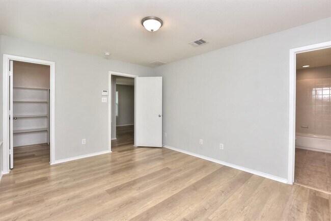 Building Photo - 2206 Weiss Ln