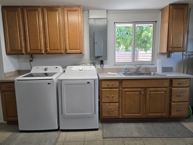 Building Photo - 3442 Fairview Dr