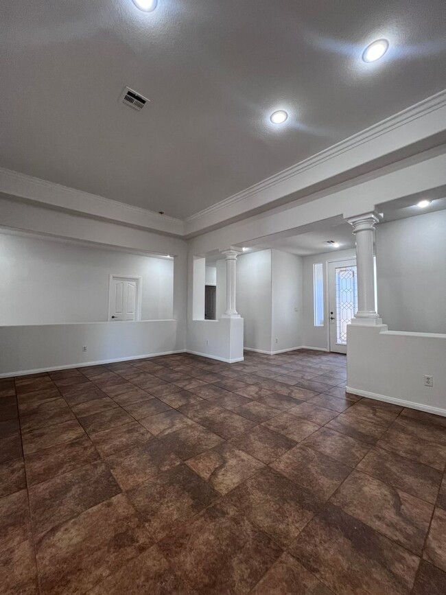 Building Photo - Stunning 4-Bed 3 Car Garage Gated Single S...
