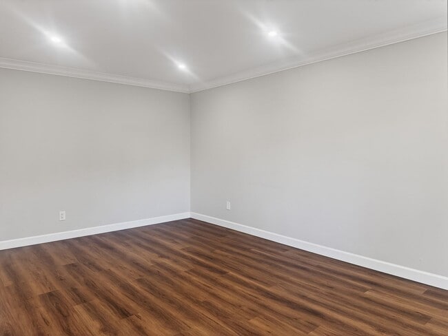 Building Photo - Gorgeous and Completely Remodeled Lower Level Unit with Inside Laundry is Available Now!