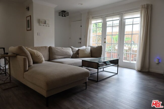 Building Photo - 944 Palm Ave