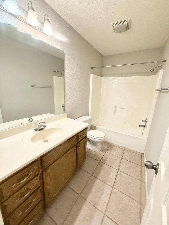 Building Photo - 801 Hickory St