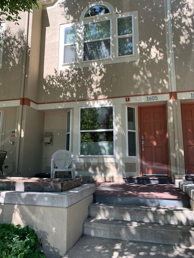 Building Photo - Charming 2 Bed/1.5 Bath Townhome Near Downtown Boulder