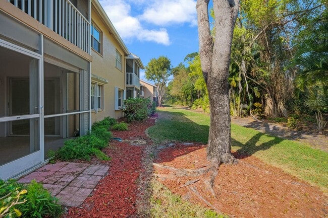 Building Photo - 2 bed + den 2 bath condo, just 2.5 miles from the beach!