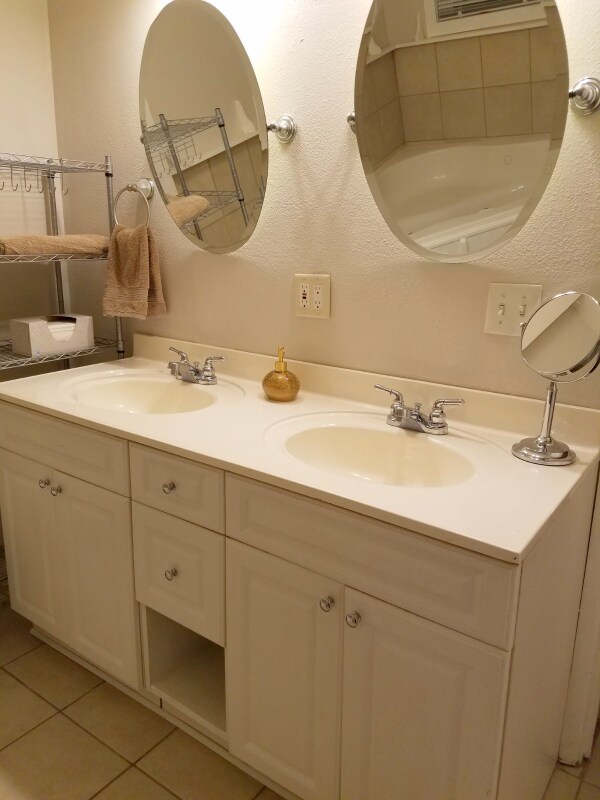 Building Photo - 1317 E 1st St