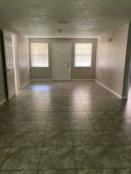 Building Photo - 2605 E 26th Ave