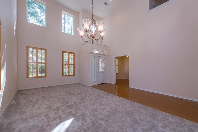 Building Photo - 26 Clover Gate Cir