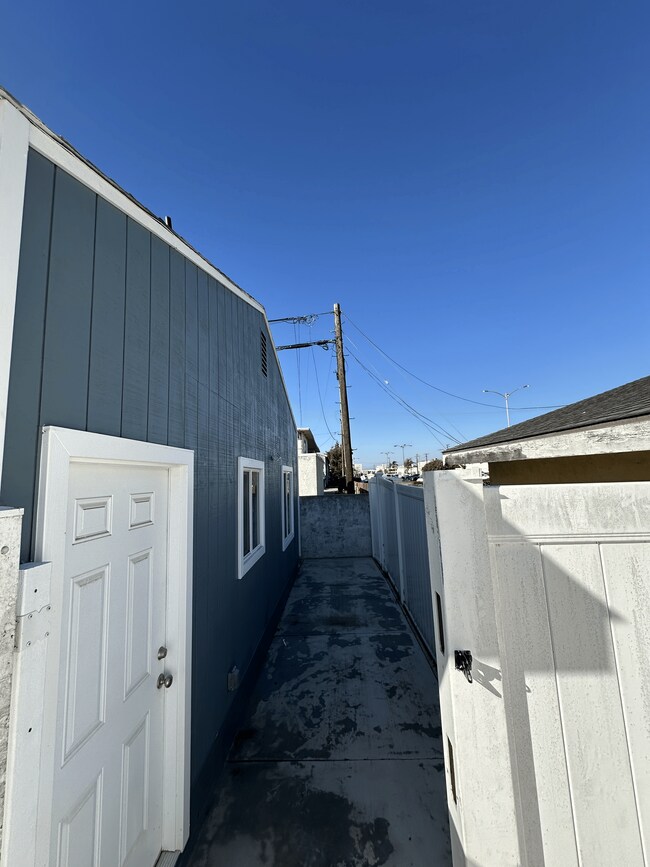 Building Photo - 4451 W 133rd St