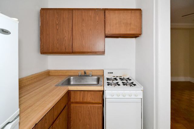 Building Photo - 653 W Belmont Ave