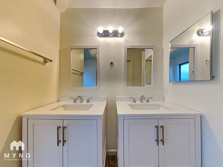 Building Photo - 10002 Green Valley Ln