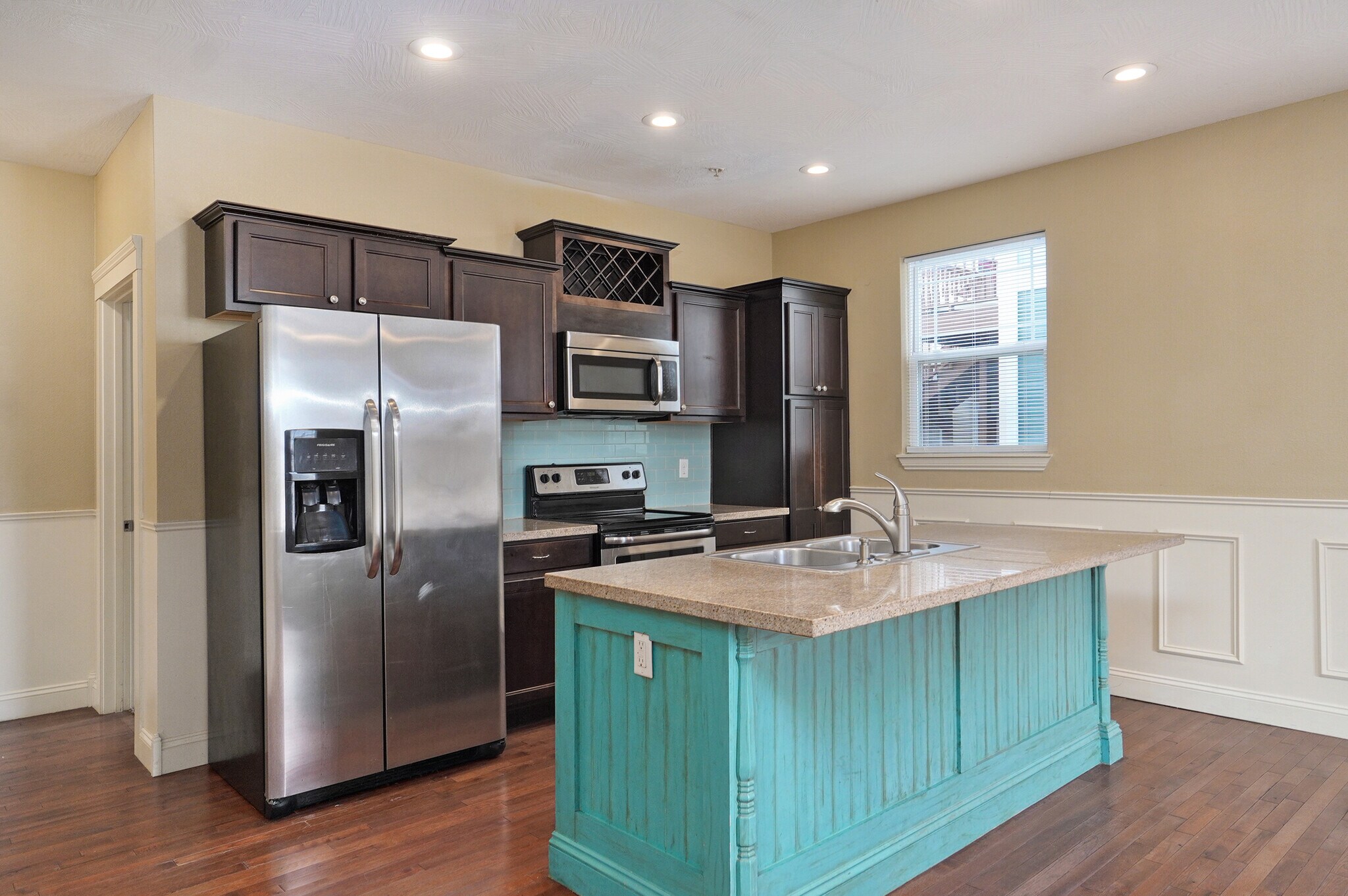 Building Photo - 1046 E Walnut St