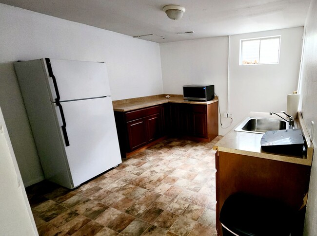 Building Photo - Preleasing Aug. 1st move in.  6 bedroom Re...