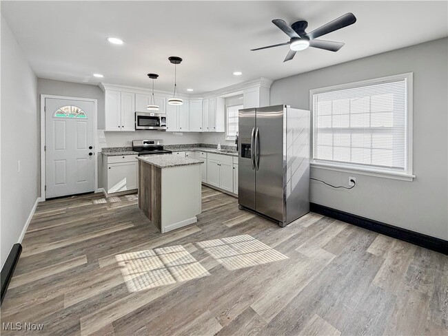 Building Photo - 54 Juanita St