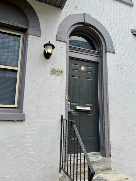 Building Photo - 107 S 41st St