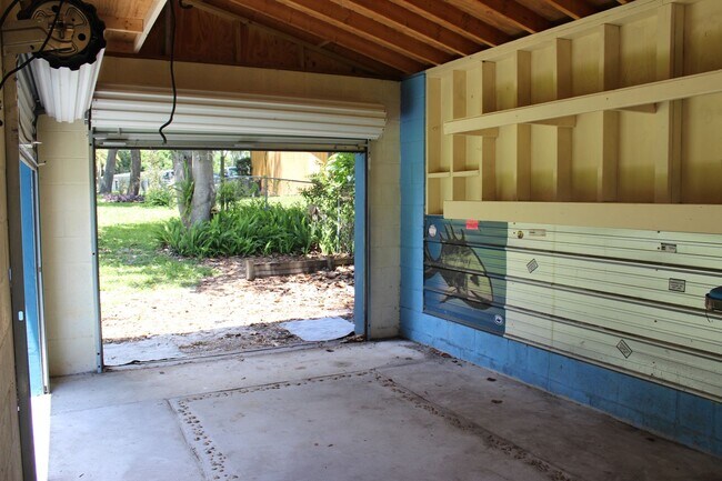 Building Photo - Beautiful 2 bedroom Lakefront Home