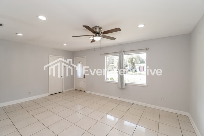 Building Photo - 2835 Belair Rd W