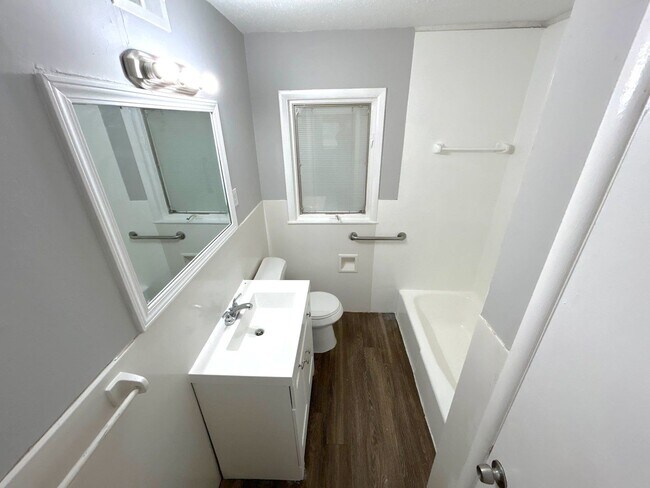 Building Photo - 3156 Clarendon Rd