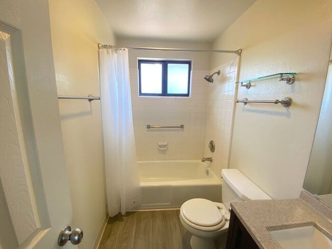 Building Photo - Charming Sparks Duplex - Yard/Garage/Centr...
