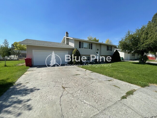 Building Photo - 465 Lyn Ave