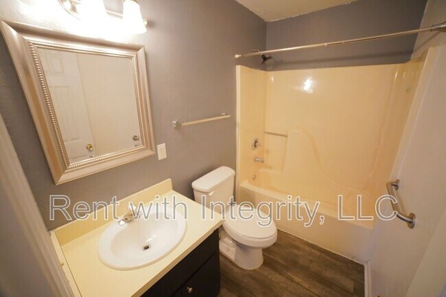 Building Photo - 6315 S Placid Pl