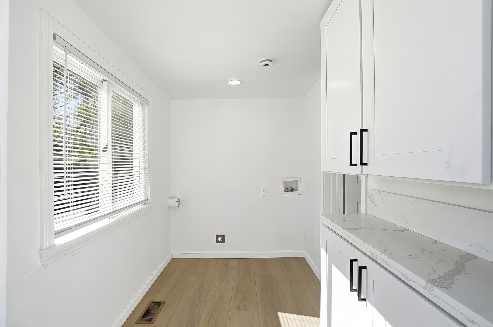 Building Photo - 149 W Lane Ave