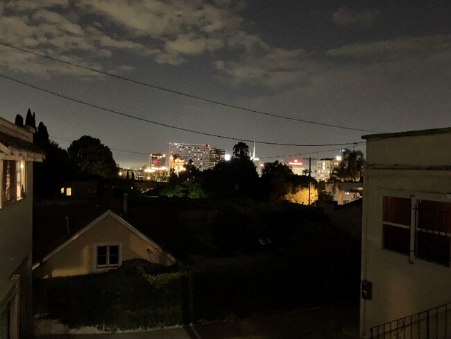 Building Photo - 2032 Vista Del Mar Ave