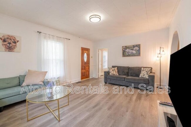 Building Photo - 703 W 2nd Ave