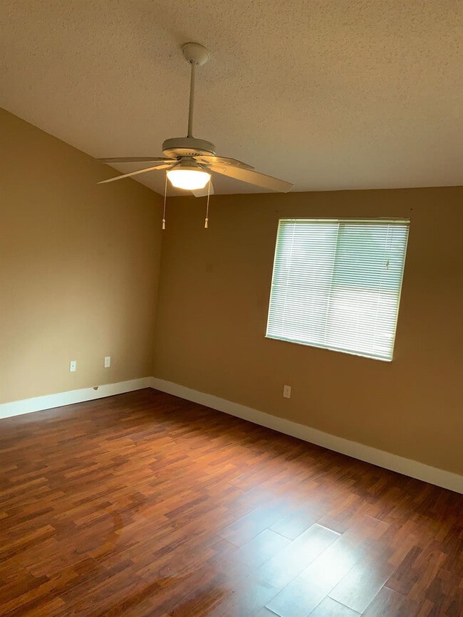 Building Photo - 2400 NW 98th Ln