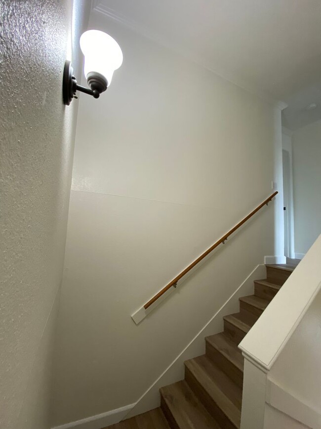 Building Photo - Tastefully Renovated Townhouse Available t...