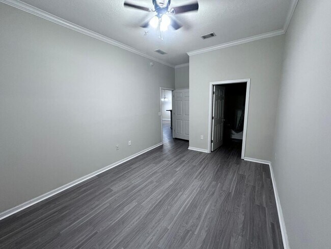 Building Photo - Enjoy First-Floor Living in a Peaceful Gated Jacksonville Community