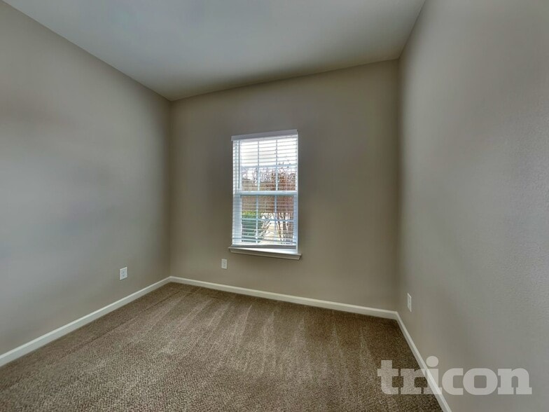 Building Photo - 616 Fredericksburg Dr