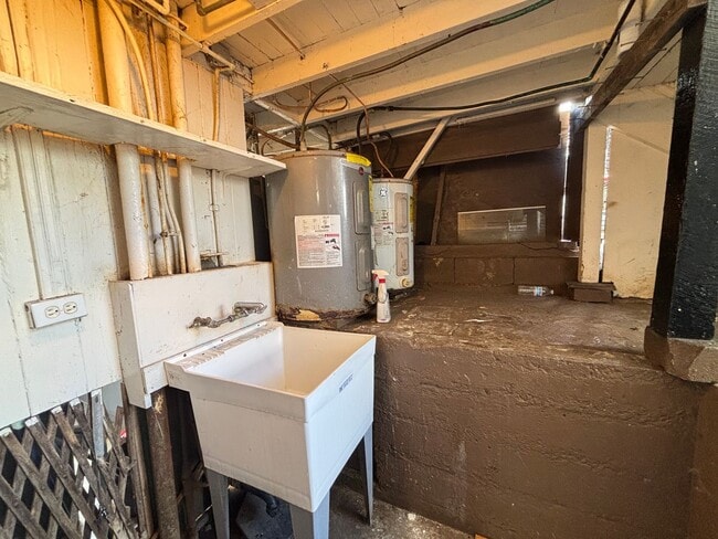 Building Photo - 1228 Halona Pl