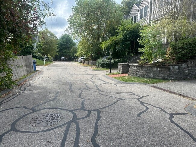 Building Photo - 18 Edgemoor Cir