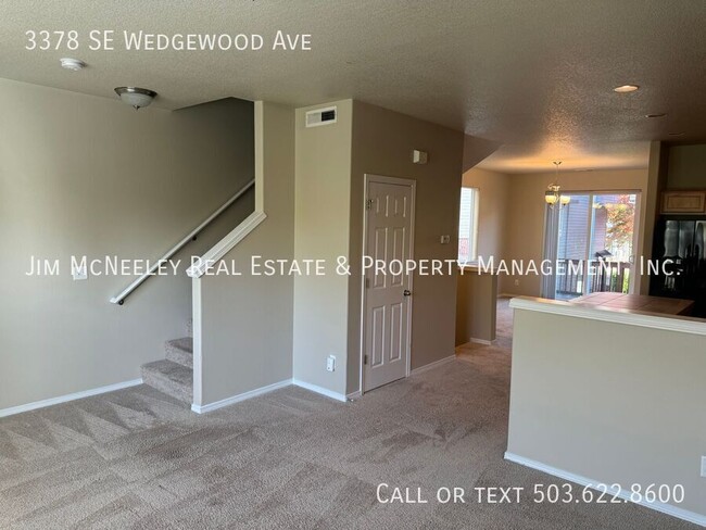 Building Photo - Great 4 Bedroom Townhouse in SE Hillsboro!