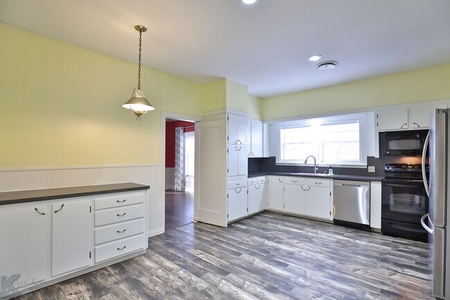 Building Photo - Cottage in the heart of Abilene!