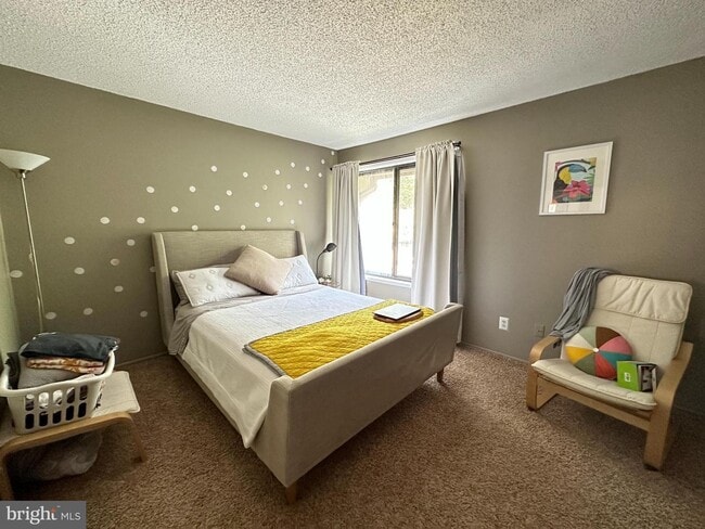 Building Photo - End-unit townhome in Reston.