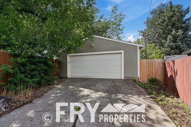 Building Photo - Charming University Hills Home with Oversized 2-Car Garage & Private Backyard