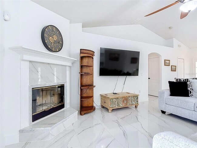 Building Photo - 4934 Lazy Oaks Way