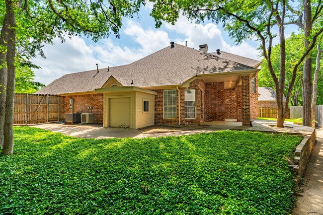 Building Photo - Perfect blend of comfort, style, and convenience.