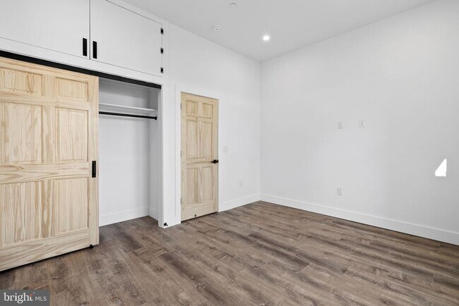 Building Photo - 458 W Earlham Ter