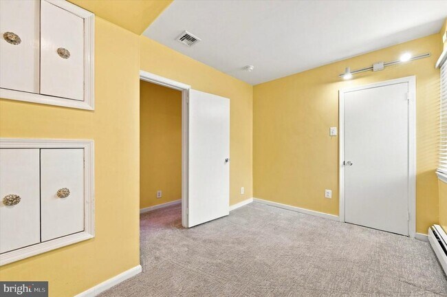 Building Photo - 840 Delmont Dr