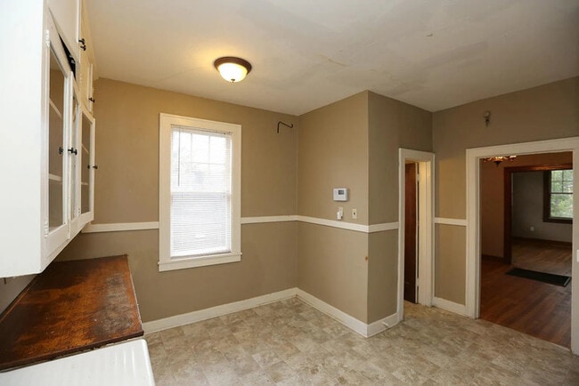 Building Photo - 2 bedroom 1.5 bathroom duplex