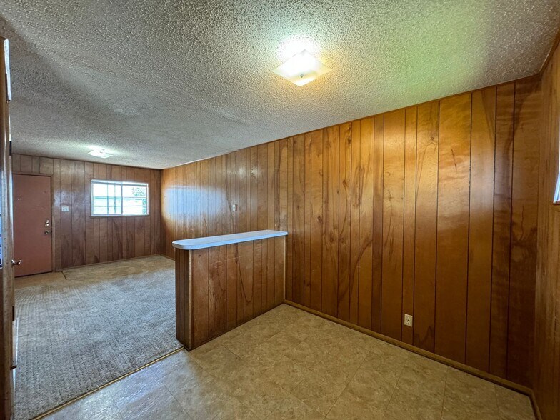 Building Photo - 805 W Hallmark Ave