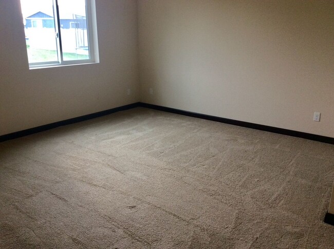 Building Photo - Beautiful, spacious townhouse for rent