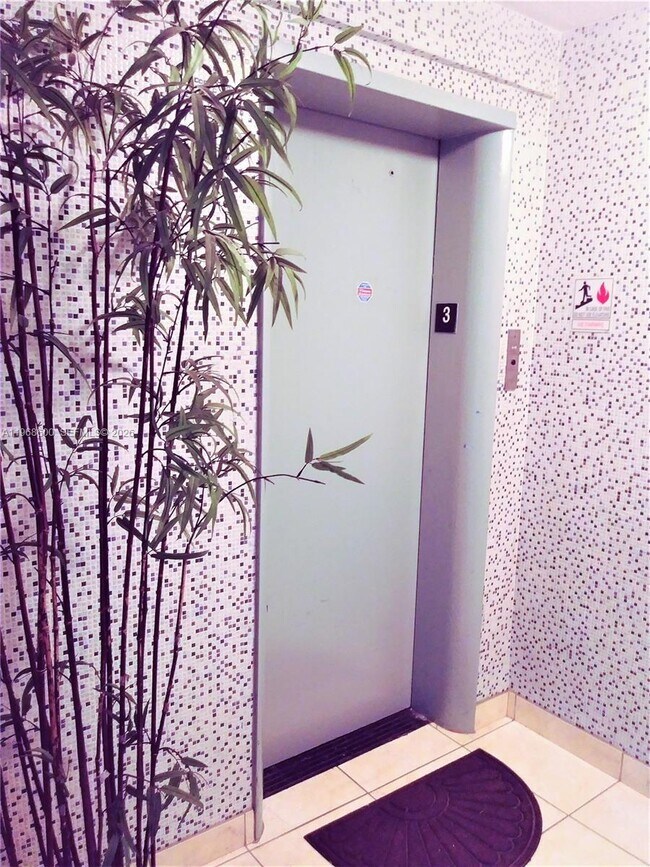 Building Photo - 16801 NE 14th Ave