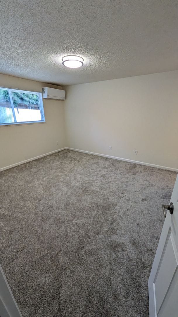 Building Photo - Available Now! 2 bedroom and 1 bath duplex